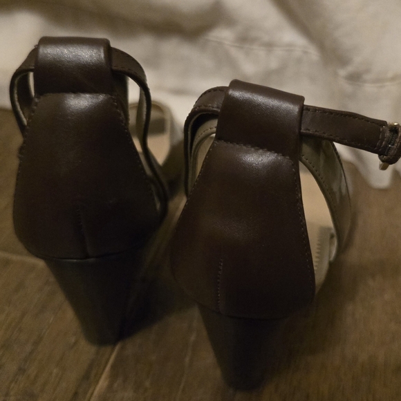 Tahari Gianna Taupe Wedge Sandals - Size 6M - Picture 4 of 7
